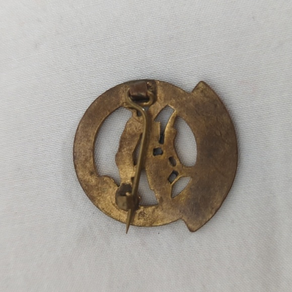 Vintage 1970s Hifadhi Za Faifa Tanzania National Park Souvenir Pin - Picture 2 of 2